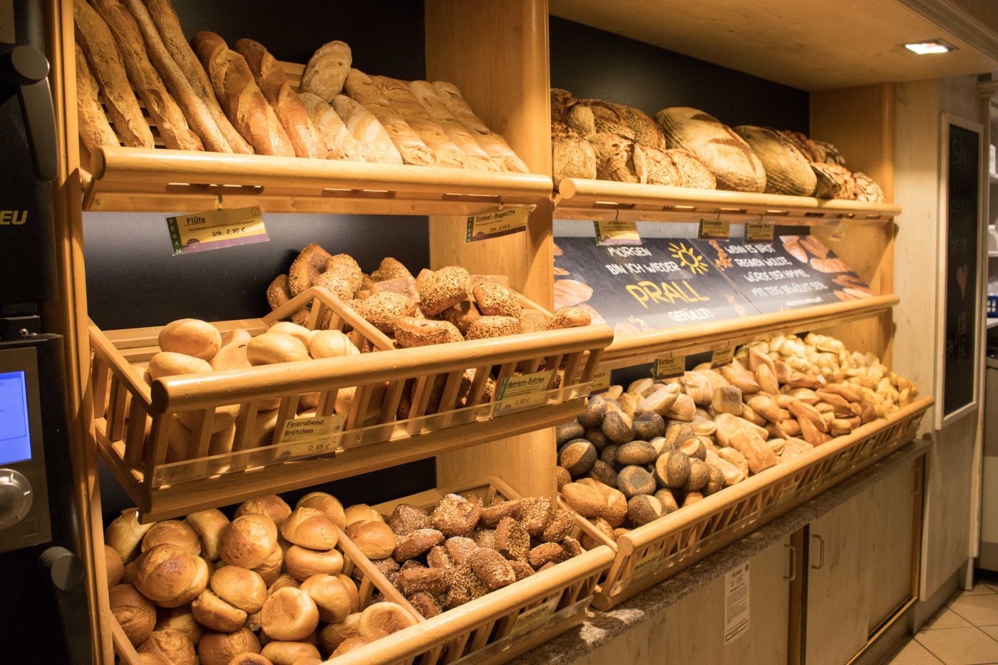 Slow baking beim Brot-Sommelier Heyderich in Stade - frisch gebackene Brötchen und Brote im Verkaufsregal
