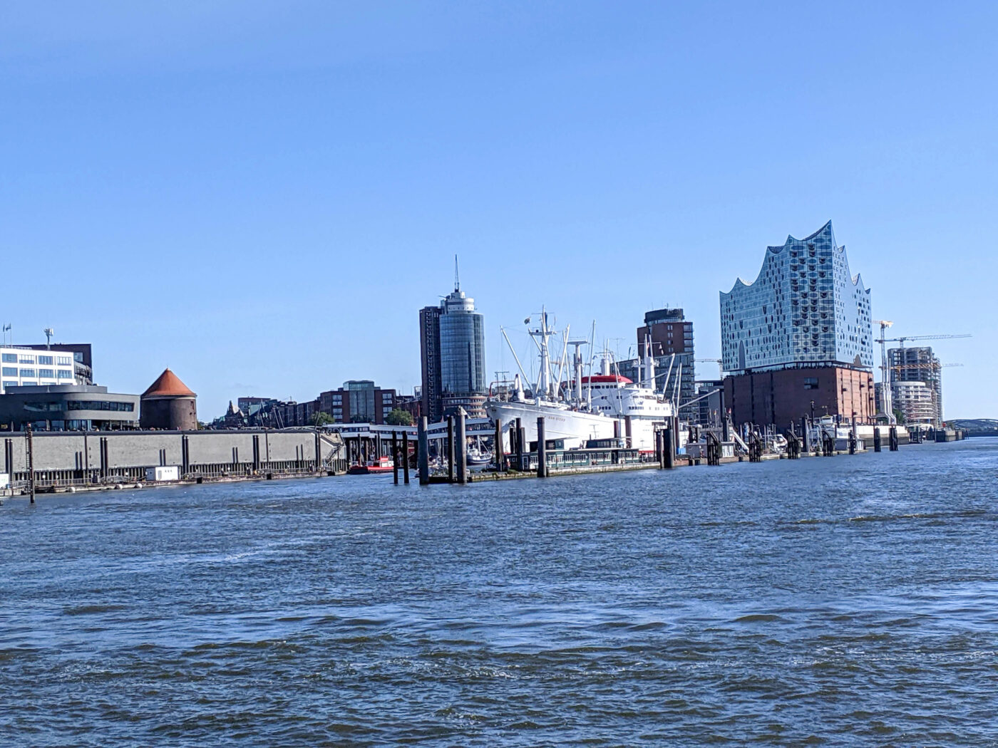 Hamburg mit Elbphilharmonie von der Fähre aus gesehen